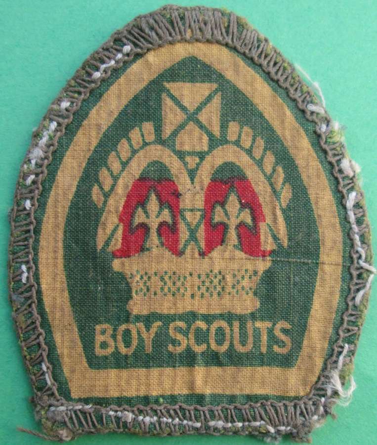 A GOOD WWII EXAMPLE PRINTED BOYS SCOUTS KINGS BADGE