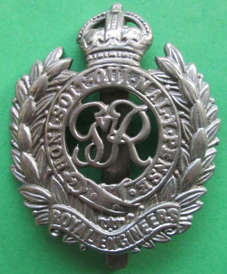 A WWII PERIOD WHITE METAL ROYAL ENGINEERS CAP BADGE