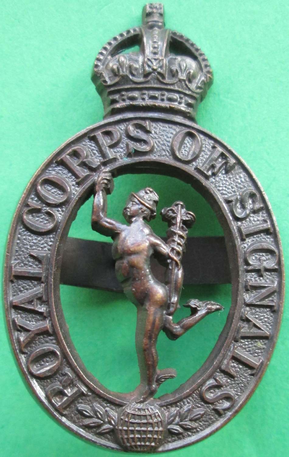 A RARE ROYAL CORPS OF SIGNALS OFFICERS BRONZE CAP BADGE