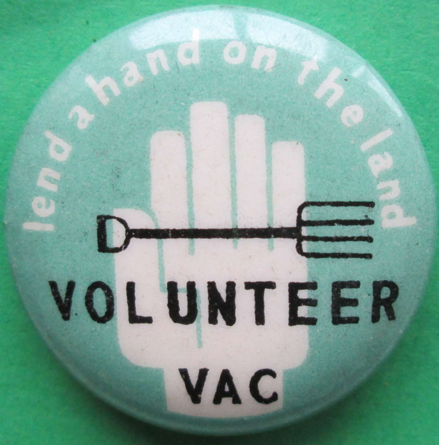 A  VOLUNTEER AGRICULTURAL CAMP WORKERS BADGE