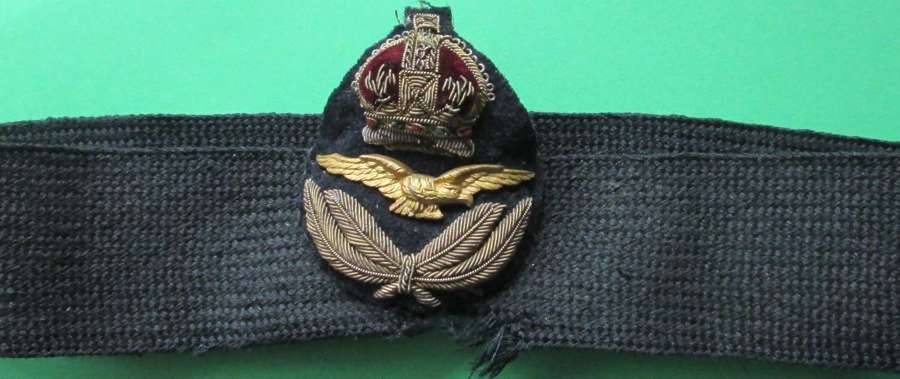 A WWII PERIOD OFFICER'S RAF CAP BADGE AND BAND