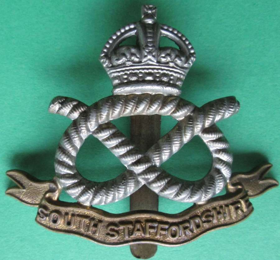 A WWII PERIOD SOUTH STAFFORDSHIRE CAP BADGE