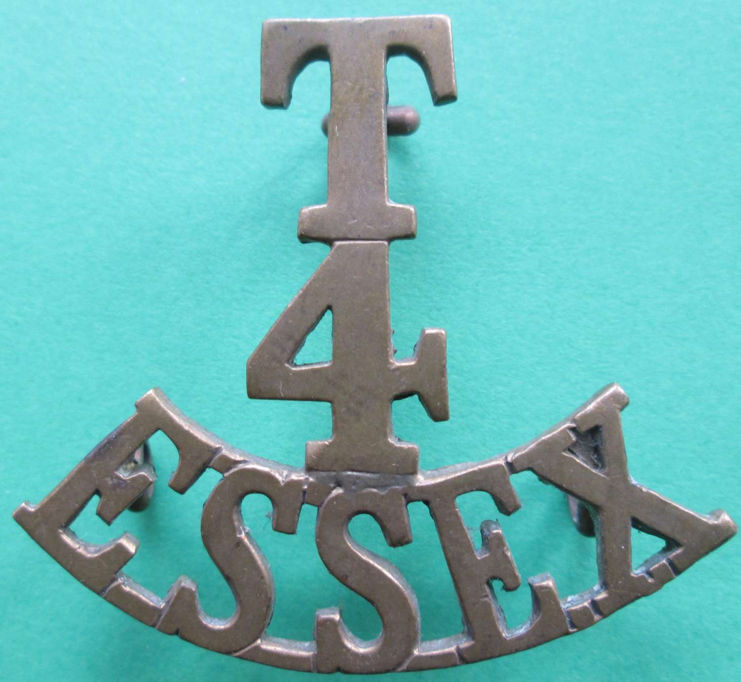 METAL SHOULDER TITLE FOR THE 4TH ESSEX TERRITORIALS