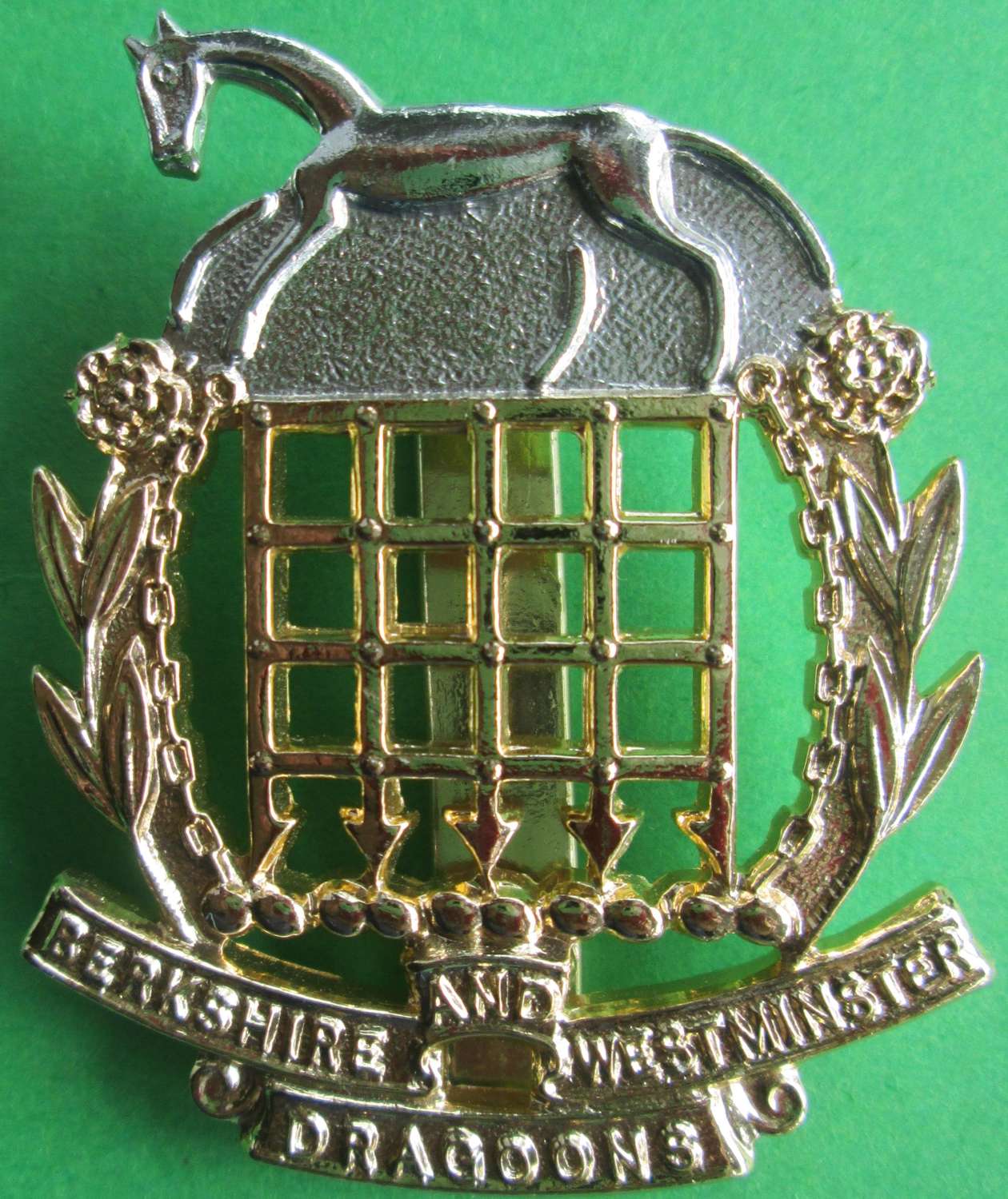 A BERKSHIRE AND WESTMINSTER DRAGOONS STAY BRIGHT CAP BADGE