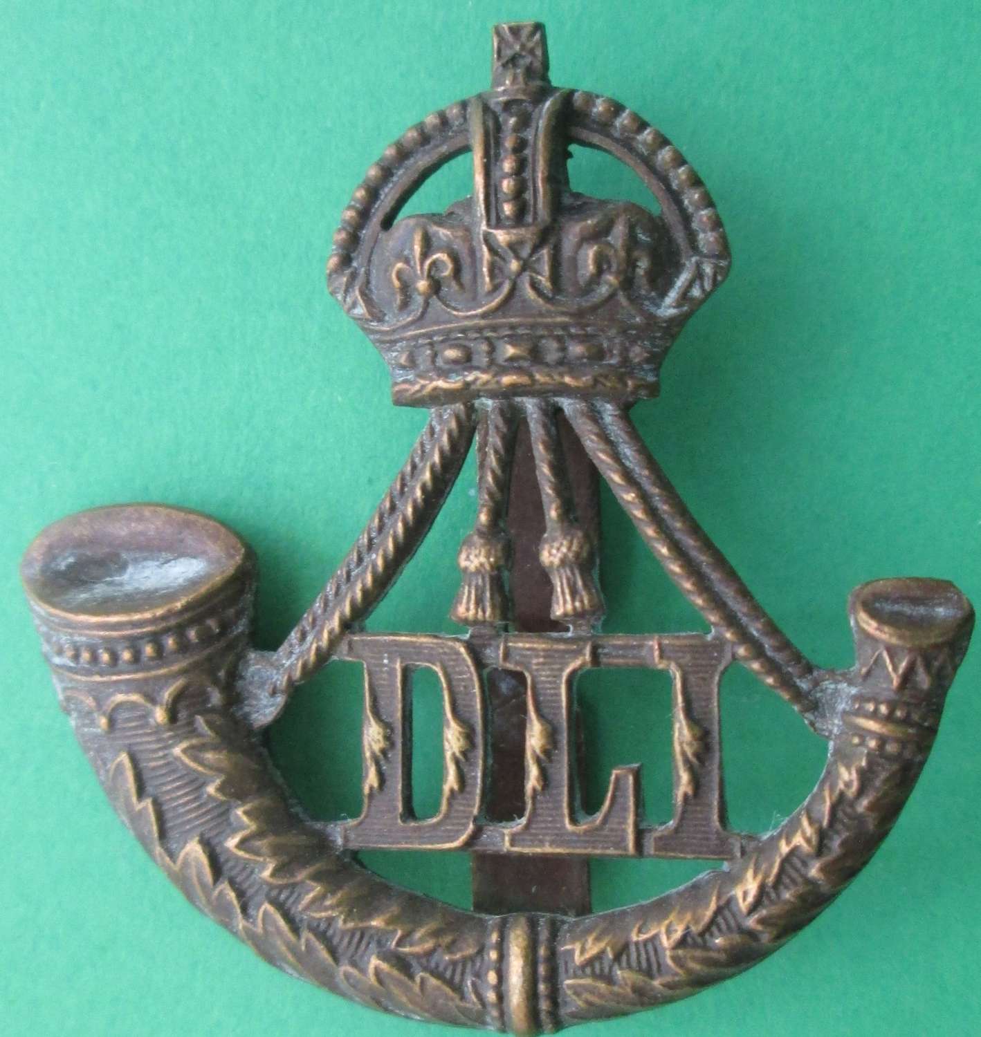 A GOOD WWII PERIOD DURHAM LIGHT INFANTRY OFFICERS CAP BADGE