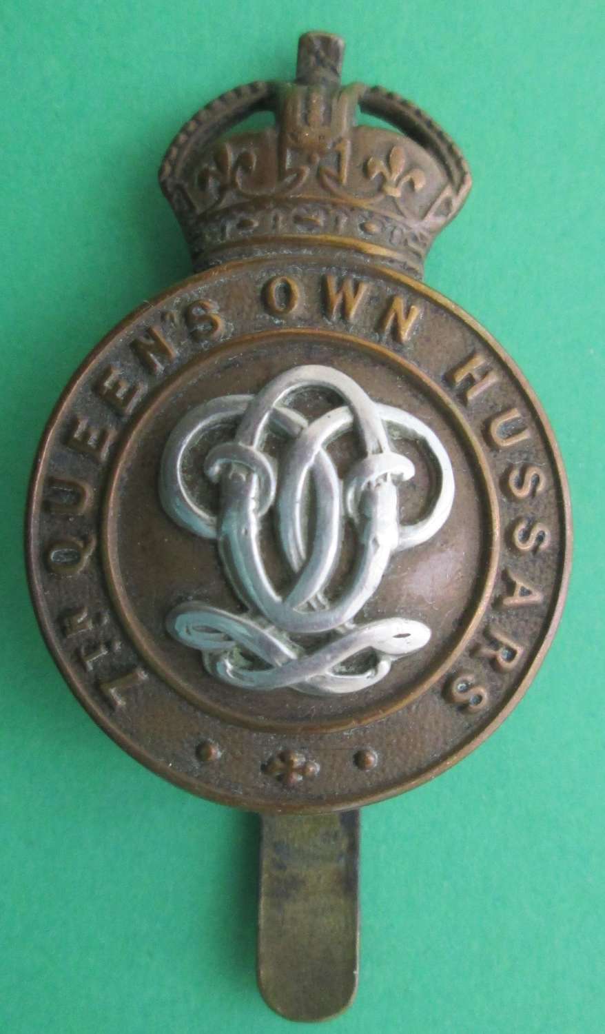 A GOOD WWI PERIOD  QUEENS OWN HUSSARS CAP BADGE