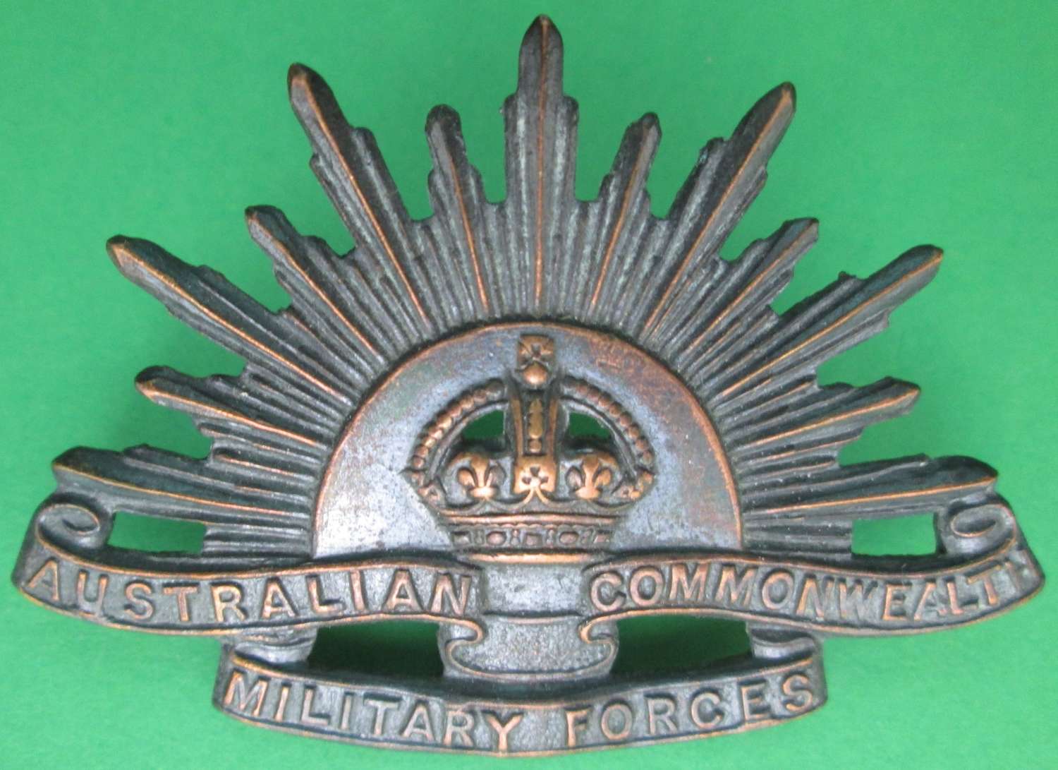 A BRONZE AUSTRALIAN COMMONWEALTH MILITARY FORCES BADGE
