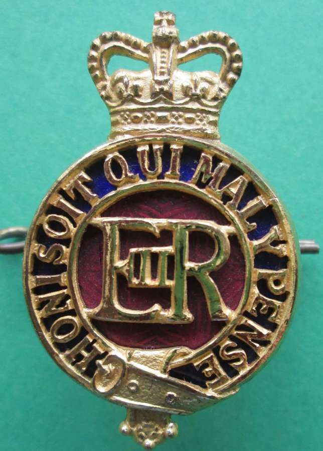 A BLUES AND ROYALS OFFICER'S QUEEN'S CROWN CAP BADGE