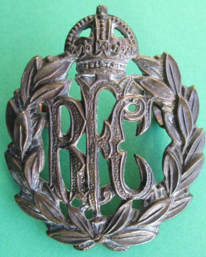 AN EARLY ROYAL FLYING CORPS CAP BADGE