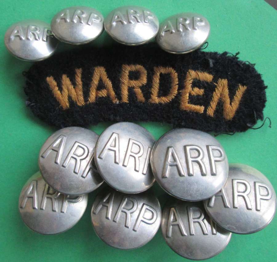A NICE COLLECTION OF ARP BUTTONS AND A WARDENS SHOULDER TITLE