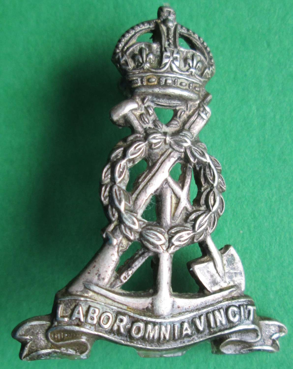 EARLY LABOUR CORPS CAP BADGE