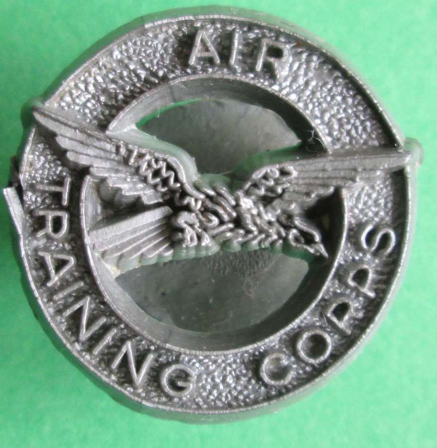 A PLASTIC AIR TRAINING CORPS BUTTON HOLE BADGE