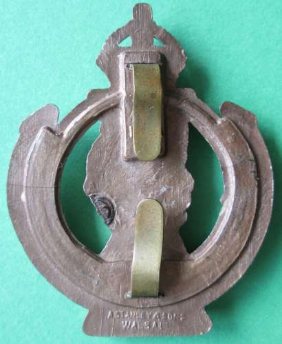 WWII PERIOD ROYAL ARMOURED CORPS PLASTIC CAP BADGE