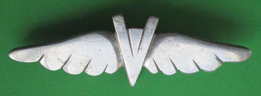 WWII PERIOD CHURCHILL "V" FOR VICTORY WINGS