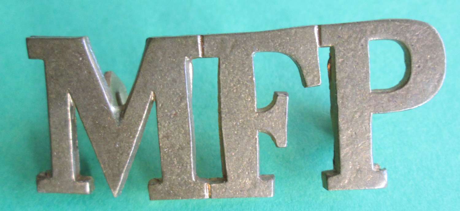 A MILITARY FOOT POLICE METAL SHOULDER TITLE/HEAD DRESS BADGE