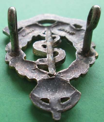 SILVER GILT OFFICER'S ROYAL ARMY MEDICAL CORPS CAP BADGE